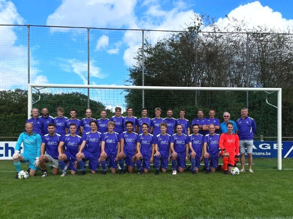 Het eerste elftal van KSV Wildert